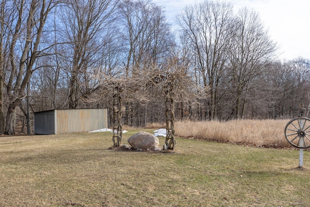 view of yard featuring an outbuilding