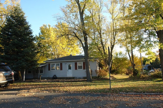 view of front of home with a front yard