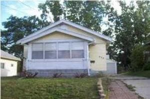 view of front of home featuring a front yard