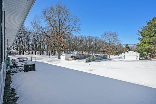 view of yard with an outdoor structure