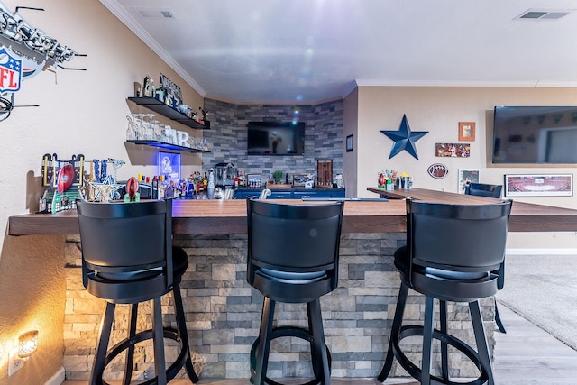 7016 Hyde Park Rd, Whitehall, MI 49461 - indoor bar with crown molding