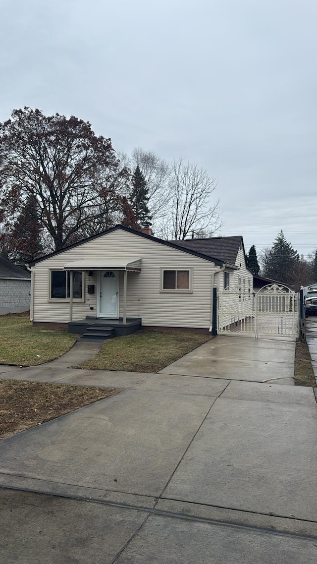 view of front of home featuring a gate and a front lawn