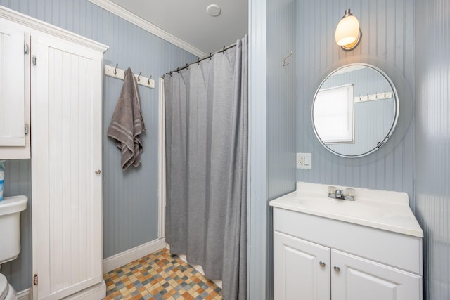 full bathroom featuring toilet, crown molding, vanity, a shower with curtain, and wallpapered walls