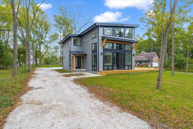 view of front facade featuring a front yard