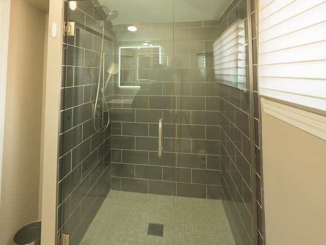 bathroom featuring tiled shower