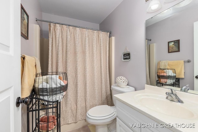 full bath with a shower with shower curtain, vanity, and toilet