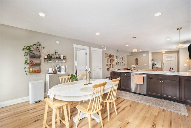 dining space featuring light wood-style floors, recessed lighting, visible vents, and baseboards