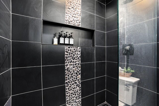 interior details with a tile shower