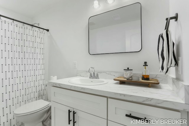 full bath featuring toilet, vanity, and a shower with shower curtain