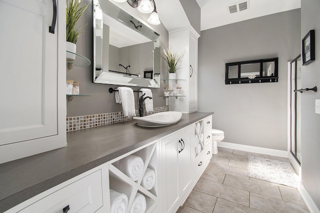 full bath featuring visible vents, backsplash, toilet, vanity, and baseboards