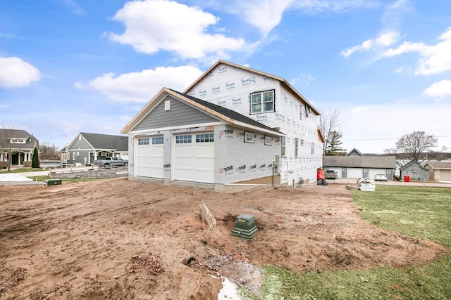 view of front facade with dirt driveway