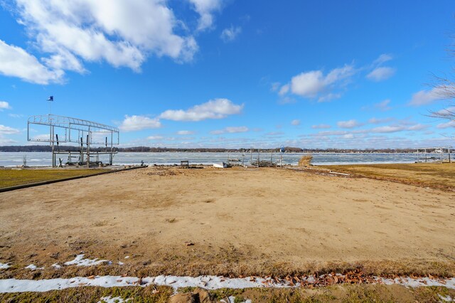 view of yard featuring a water view