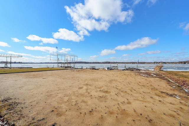 view of yard featuring a water view