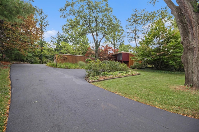 view of front facade featuring driveway and a front yard