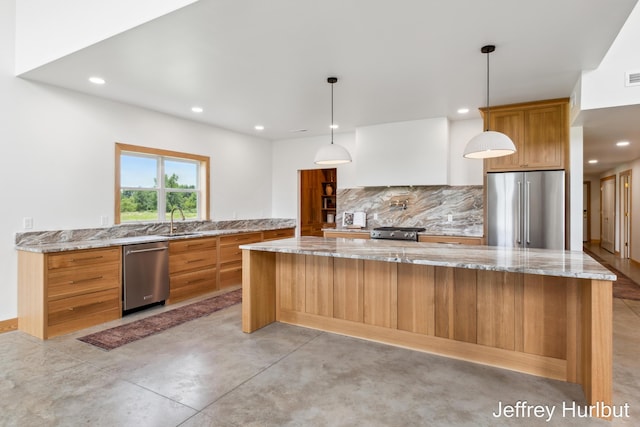 kitchen featuring a spacious island, a sink, finished concrete floors, stainless steel appliances, and backsplash