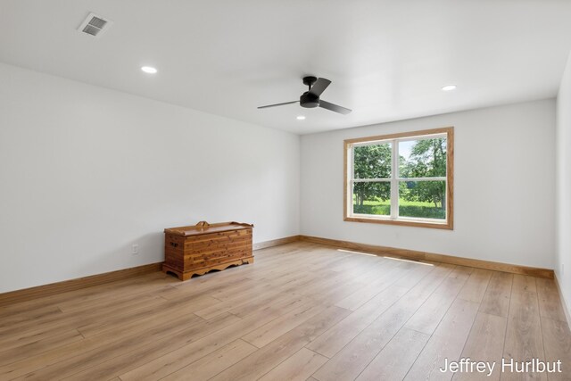 empty room featuring light wood-style flooring, recessed lighting, a ceiling fan, visible vents, and baseboards