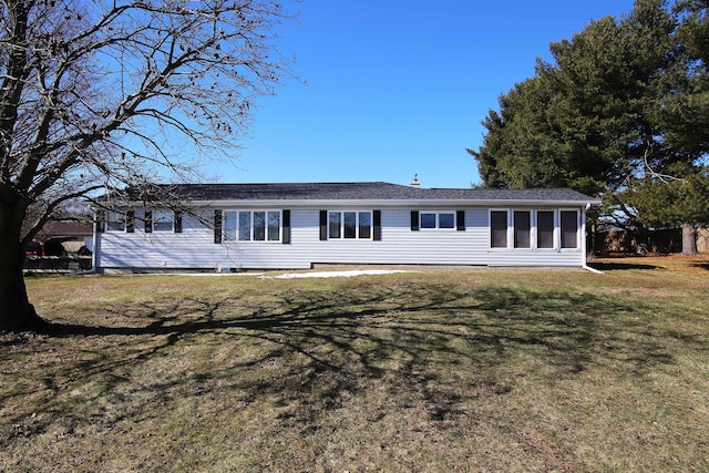 single story home with a front lawn