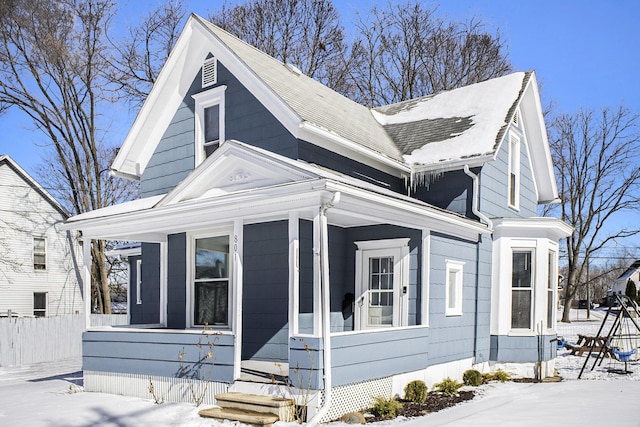 view of front facade with covered porch and fence