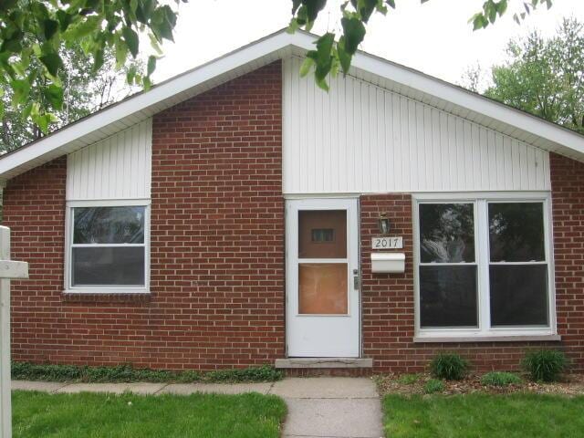 view of front facade with brick siding