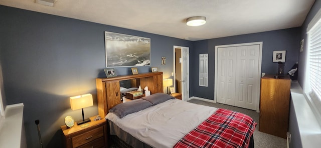 bedroom featuring carpet floors, baseboards, visible vents, and a closet