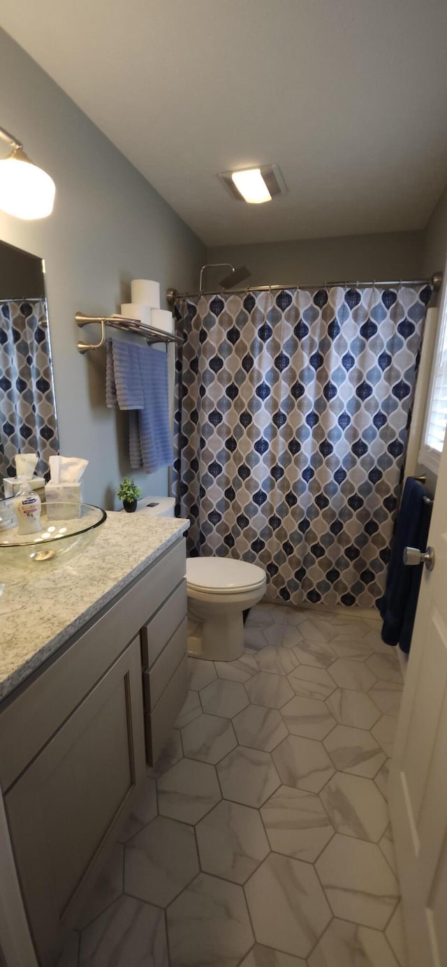 full bath with toilet, lofted ceiling, vanity, and a shower with curtain