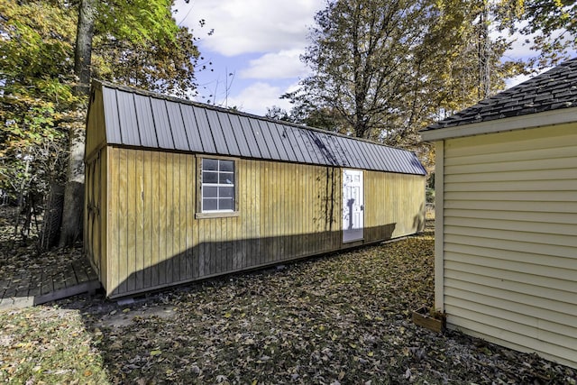 view of outdoor structure with an outbuilding