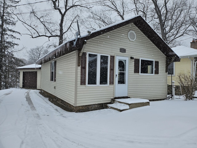 view of front of home featuring a detached garage