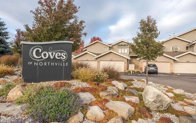 21082 Boulder Cir, Northville, MI 48167