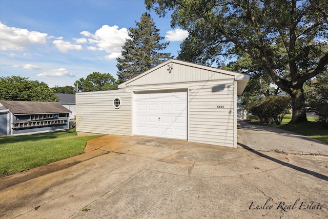 detached garage featuring concrete driveway