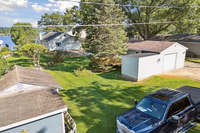 view of yard featuring an outdoor structure