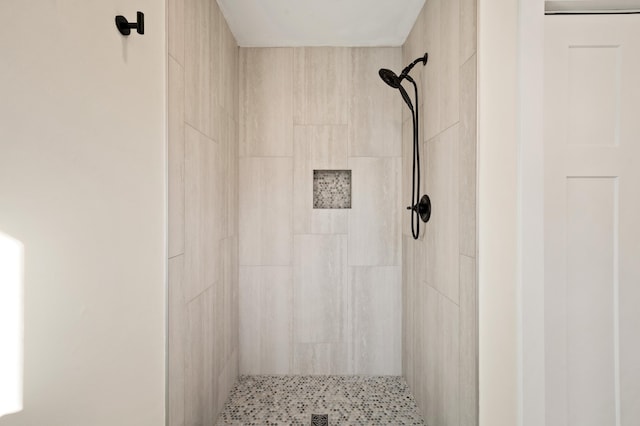 bathroom featuring tiled shower