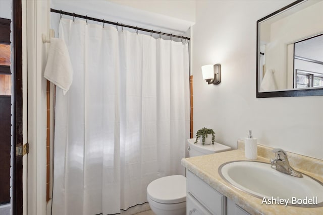 bathroom with toilet, a shower with curtain, and vanity