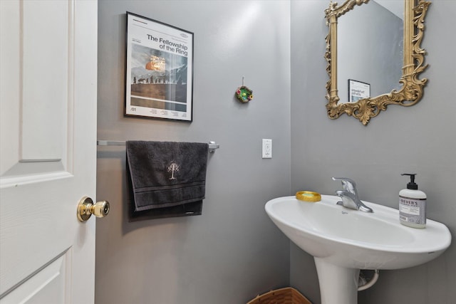 bathroom featuring a sink