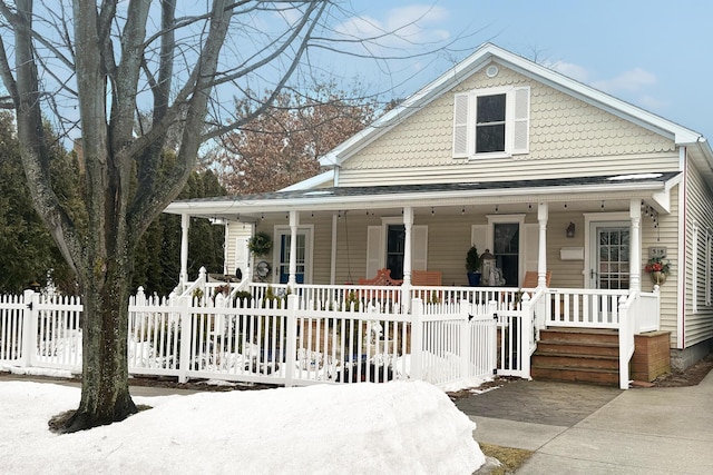 view of front of house featuring covered porch and fence