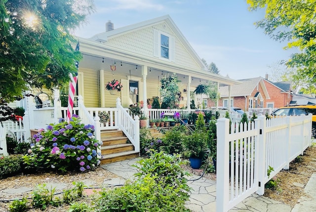 view of front of property featuring covered porch and fence