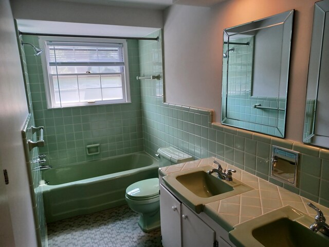 4265 Pine Tree Trl, Bloomfield Hills, MI 48302 - full bathroom with a sink, toilet, tile walls, and  shower combination