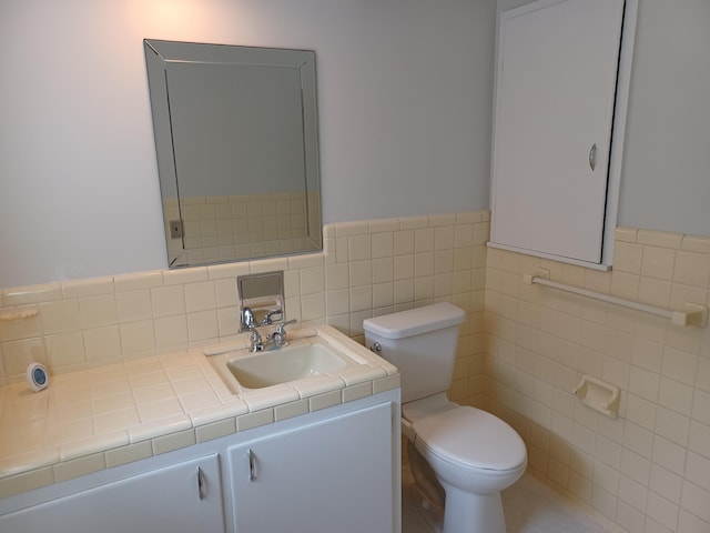 4265 Pine Tree Trl, Bloomfield Hills, MI 48302 - bathroom featuring tile walls, wainscoting, toilet, and vanity
