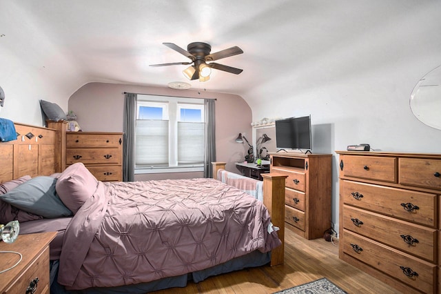 bedroom featuring lofted ceiling, light wood-style floors, and a ceiling fan