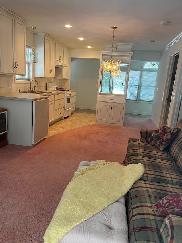 living room featuring crown molding, recessed lighting, light colored carpet, an inviting chandelier, and baseboards