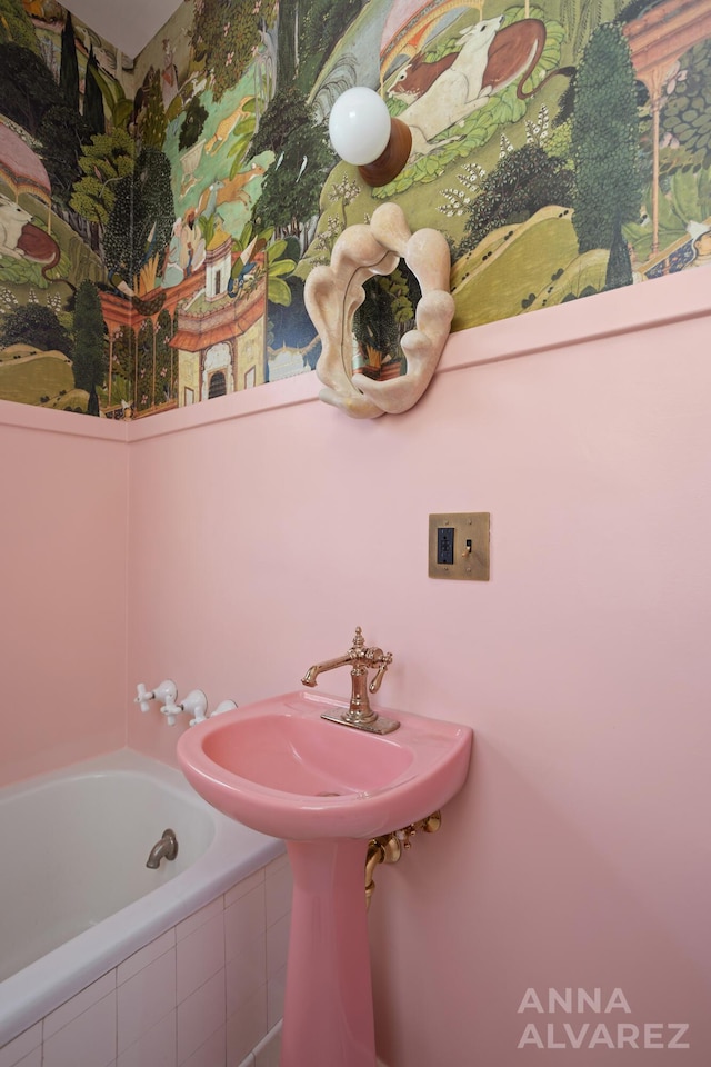 727 Plymouth Rd SE, East Grand Rapids, MI 49506 - bathroom featuring tiled tub