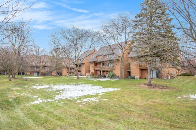 view of yard featuring a residential view