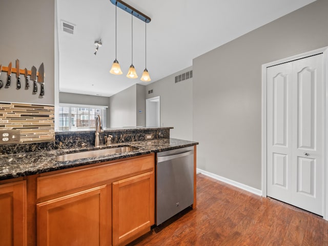 kitchen featuring visible vents, dishwasher, backsplash, and a sink