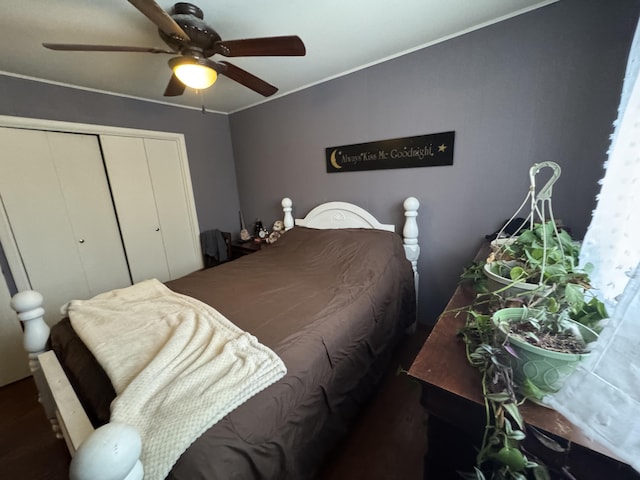 bedroom with crown molding, a ceiling fan, and a closet