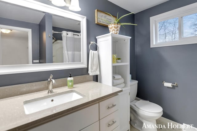 full bath with vanity, toilet, and a shower with curtain