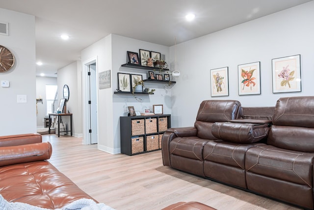 living room featuring light wood-style flooring, visible vents, baseboards, and recessed lighting