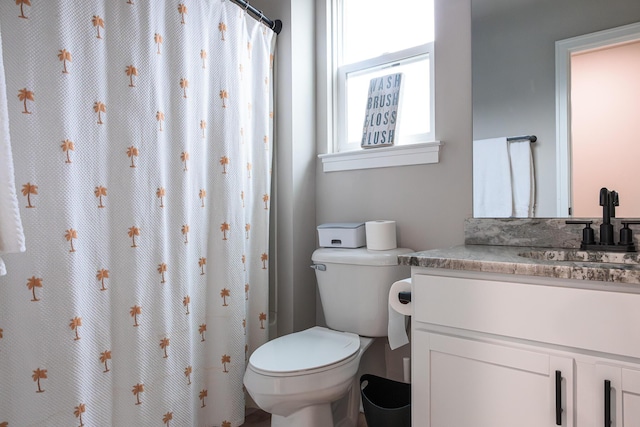 bathroom with toilet, a shower with curtain, and vanity