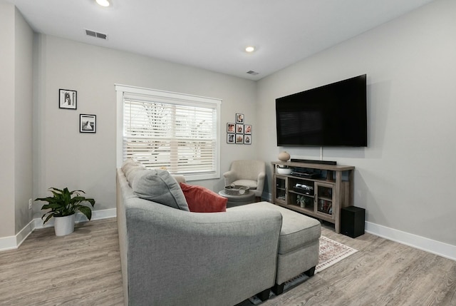 living area featuring visible vents, baseboards, wood finished floors, and recessed lighting