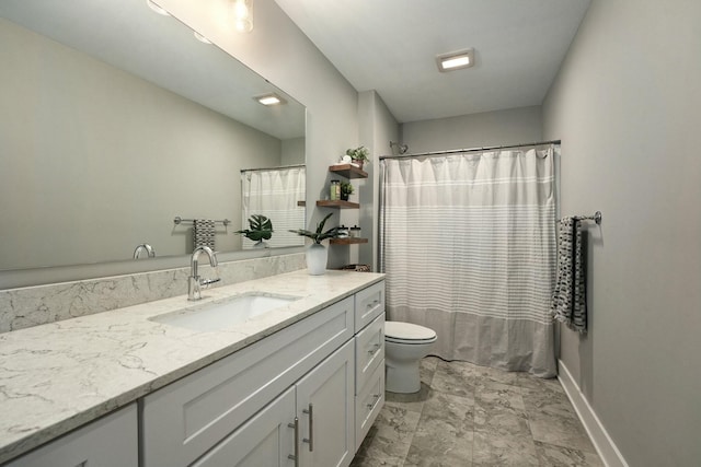 bathroom with a shower with curtain, baseboards, vanity, and toilet