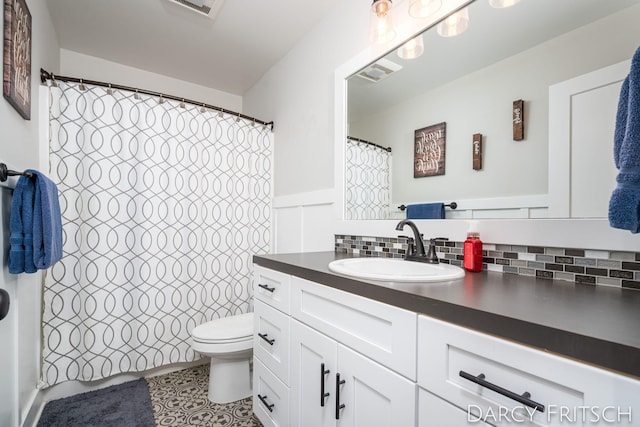 bathroom with curtained shower, toilet, visible vents, vanity, and tasteful backsplash