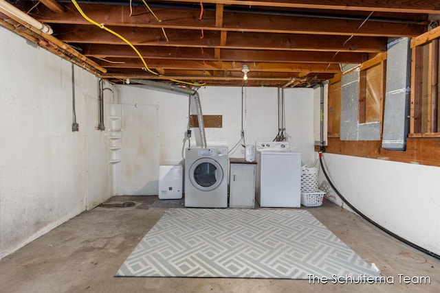 laundry room with laundry area and washing machine and clothes dryer